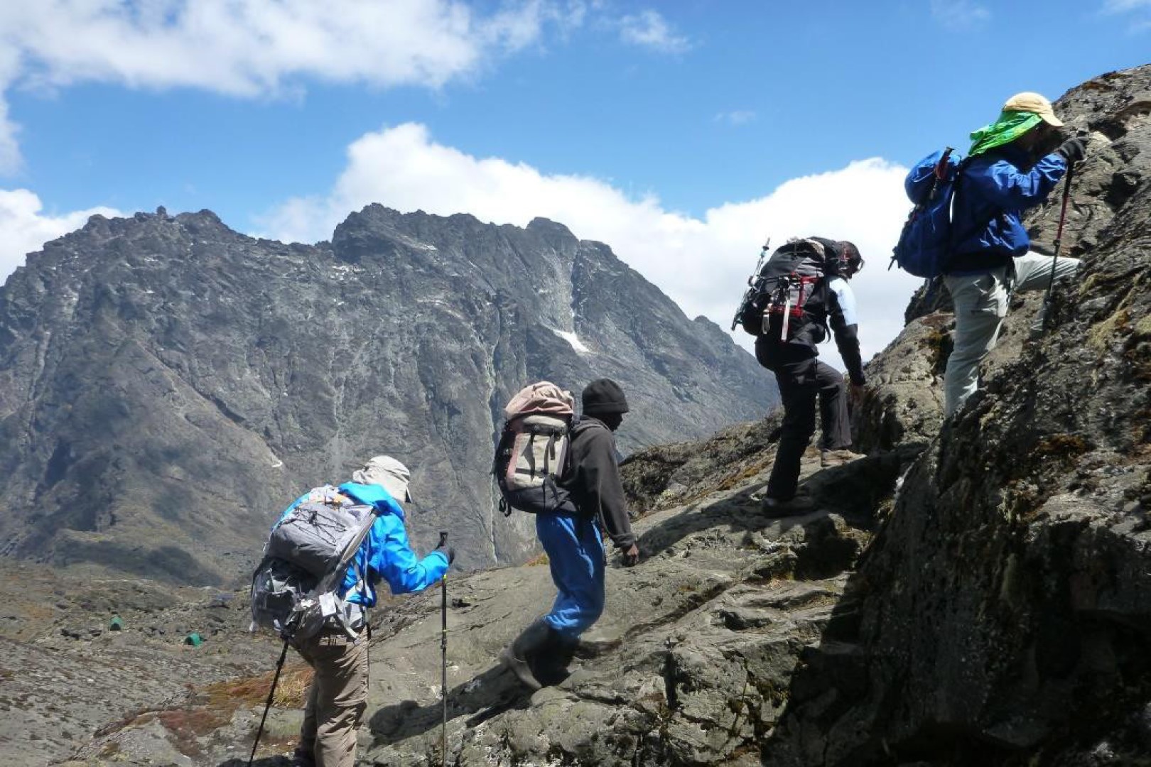 Enjoy mountain. Hiker Climbing Mountains. Africa Adventure Sports фото путешественников.